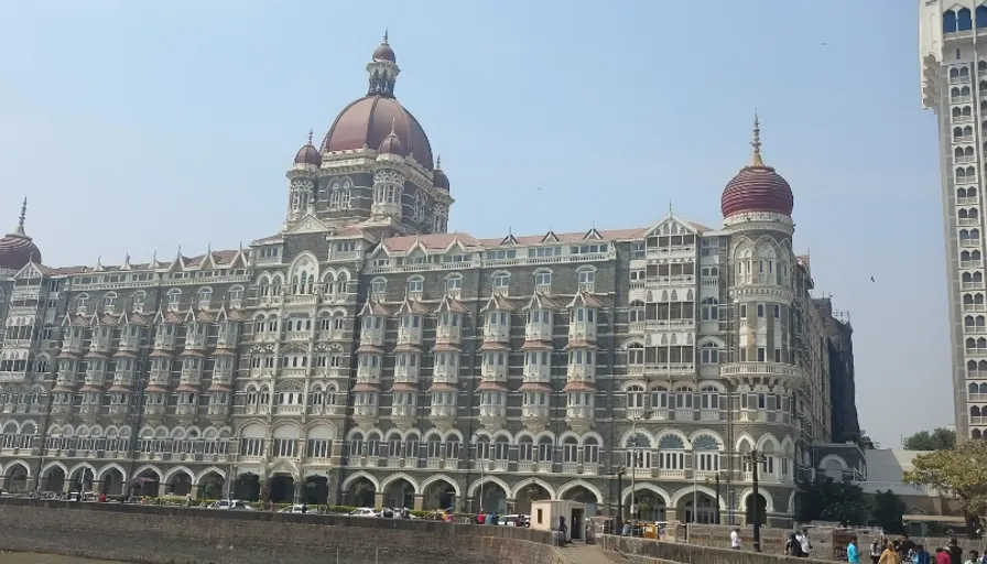 a large building with a dome on top of it - thin. make it a sliver of a building