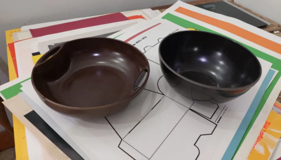 a couple of bowls sitting on top of a table