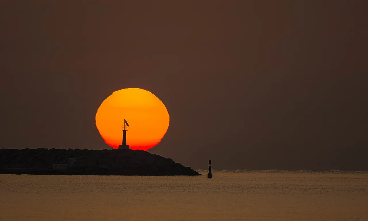 MUJER MEDITANDO EN LA LUZ DEL UNIVERSO