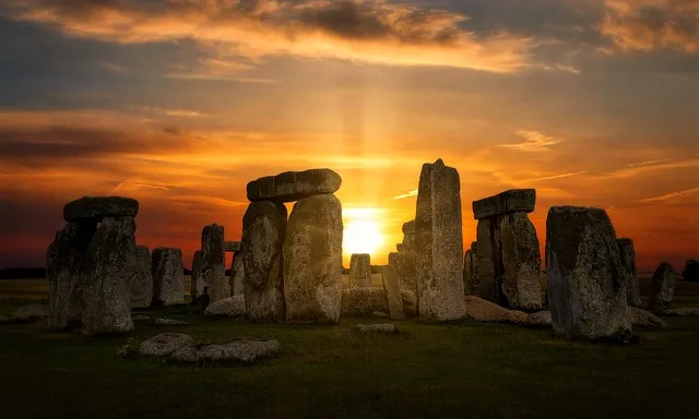 the sun setting over stonehenge in england