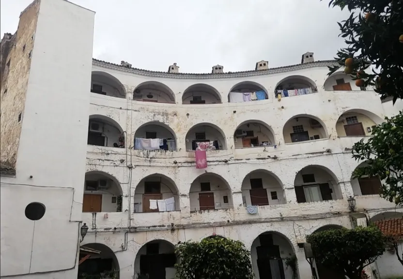 an old building with a bunch of windows