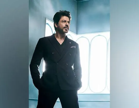 Shah Rukh Khan in a suit posing for a picture make him look like a real Shah Rukh Khan