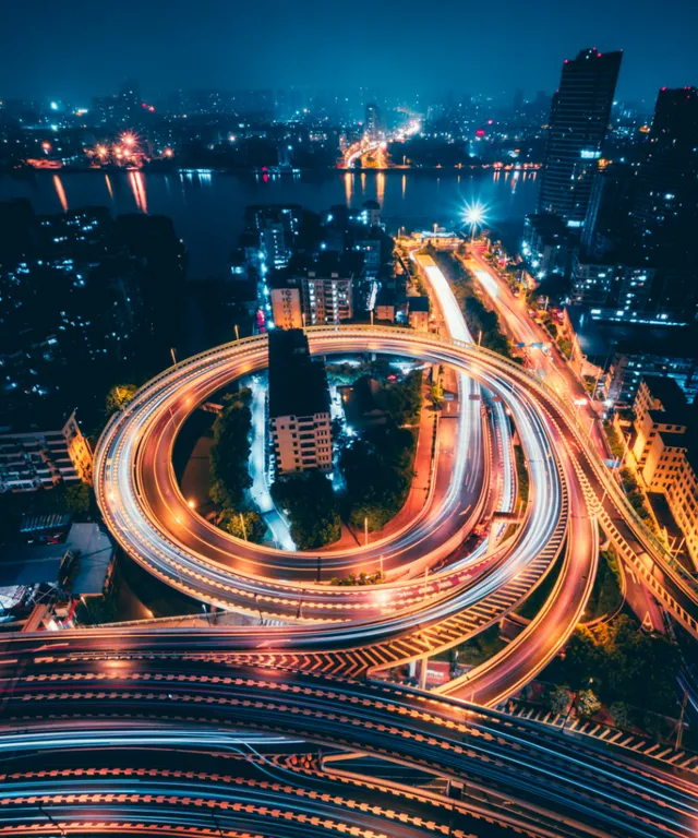 a city street filled with lots of traffic at night