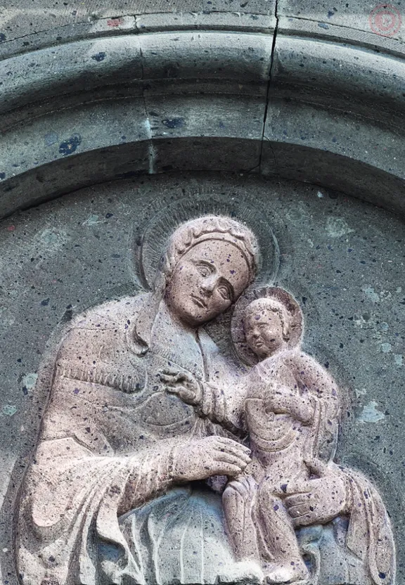 replace the statue with one of a man holding a child