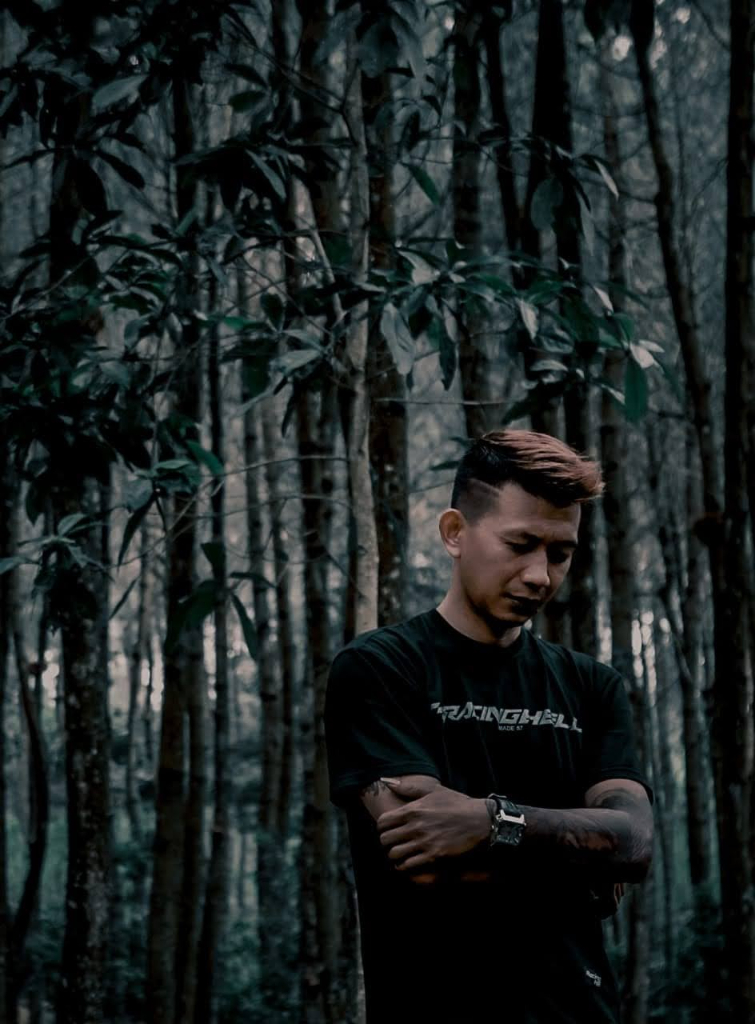 plant, flash photography, people in nature, wood, tree, trunk, cool, t-shirt, grass, electric blue